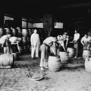 Fuera - Operarios de Cruzcampo preparan barriles- los carpinteros los que preparaban las barricas, en verano, tendrían que regar las barricas para que no se calentara al cerveza